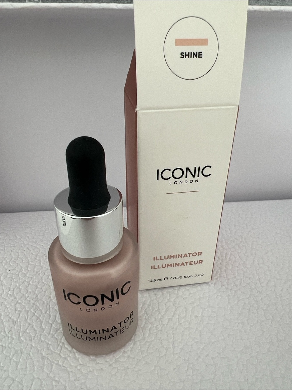 ICONIC London Illuminator Liquid Highlighter in color Shine
